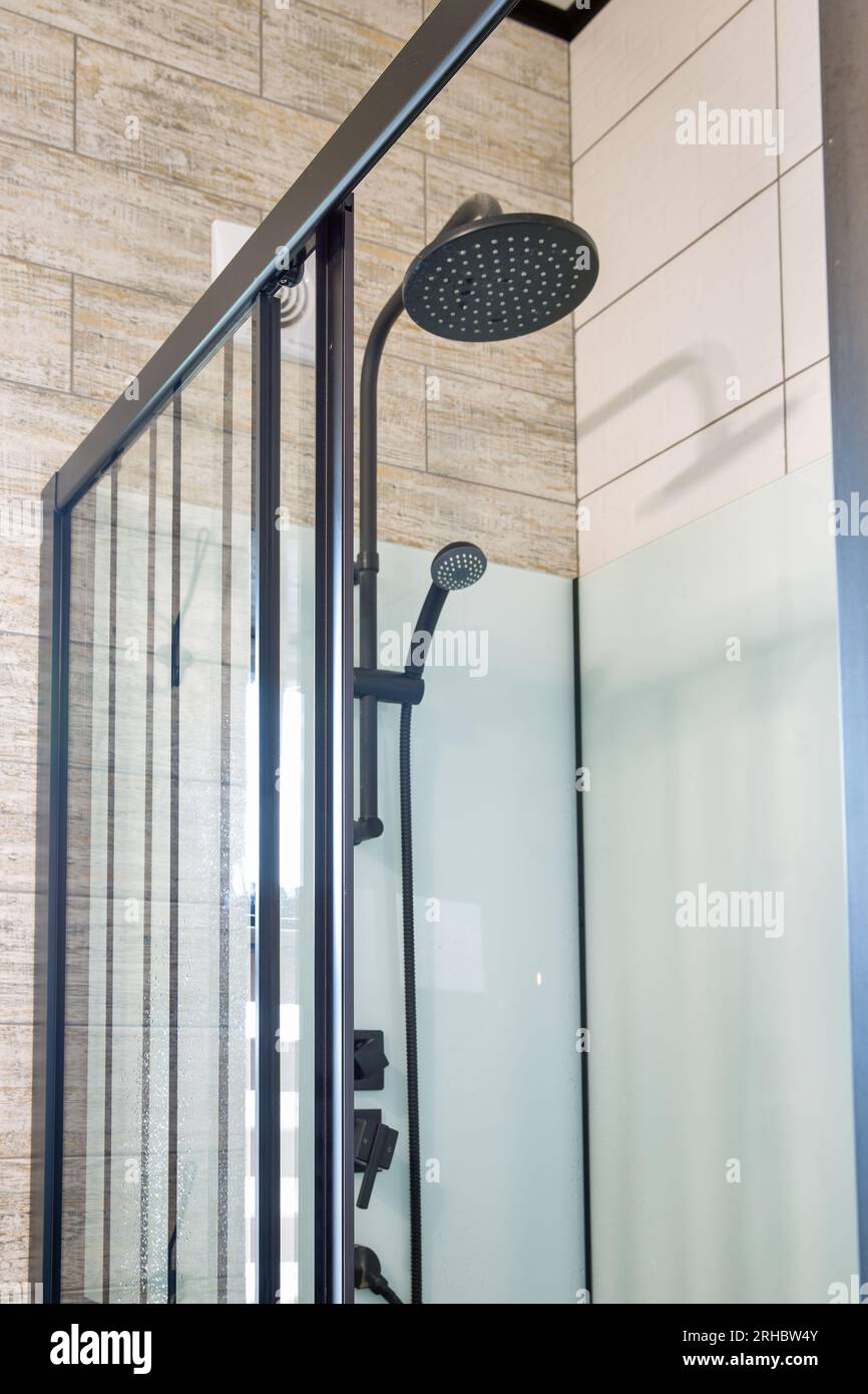 Interni con cabina doccia moderna in stile loft, primo piano Foto Stock