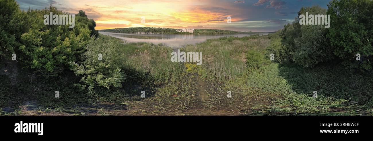 Fortezza di Khotyn e panorama sferico del fiume Dniester con suggestivo tramonto. Si tratta di un complesso fortificato medievale in Ucraina. Foto Stock