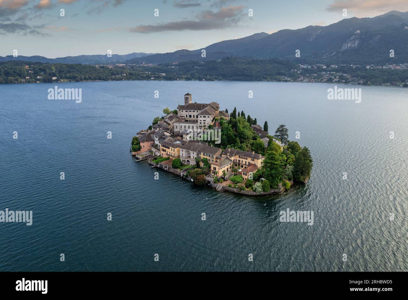 Veduta aerea dell'isola di San Giulio sul Lago d'Orta, Novara, Piemonte, Italia Foto Stock