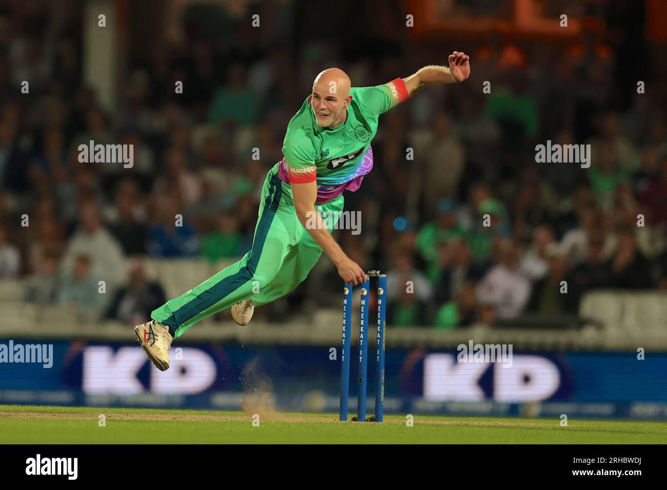 Londra, Regno Unito. 15 agosto 2023. Gli Invincibles Zak Chappell bowling nei panni di Oval Invincibles affrontano il London Spirit nella competizione femminile delle cento al Kia Oval. Credito: David Rowe/Alamy Live News Foto Stock