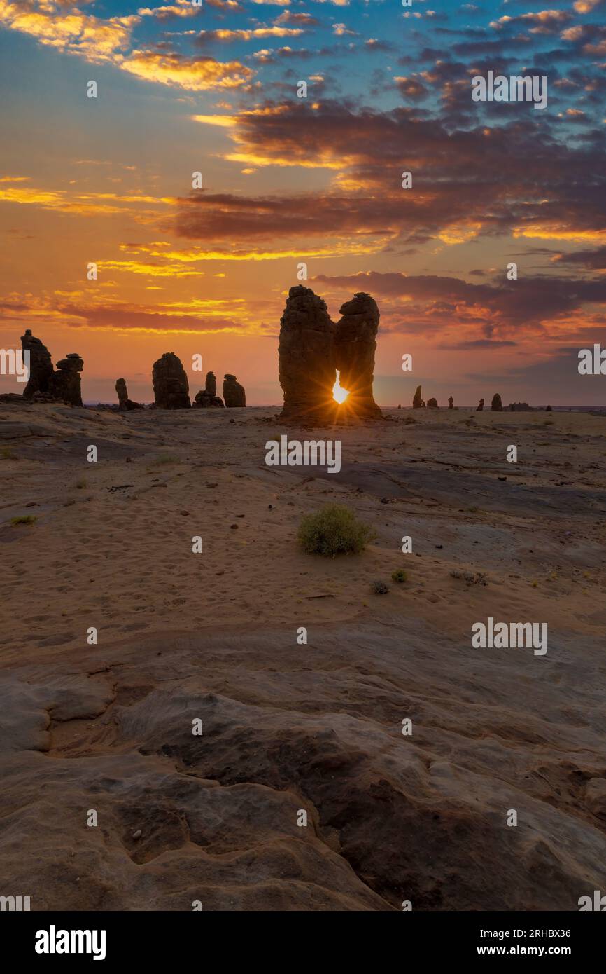 Silhouette di formazioni rocciose nel deserto al tramonto, Arabia Saudita Foto Stock