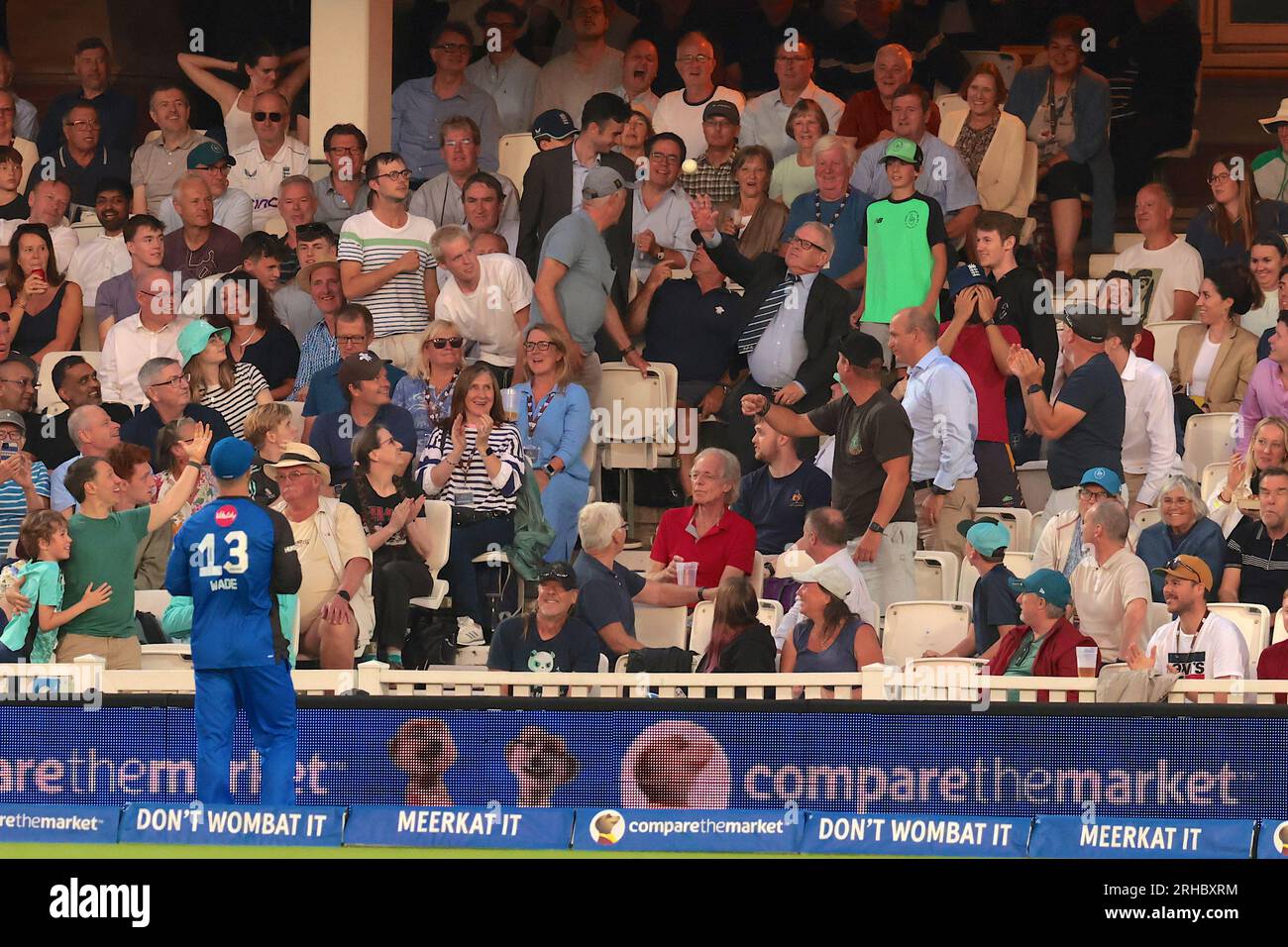 Londra, Regno Unito. 15 agosto 2023. Un membro della folla rilancia la palla dopo un sei mentre gli Oval Invincibles affrontano il London Spirit nella competizione femminile Hundred al Kia Oval. Credito: David Rowe/Alamy Live News Foto Stock