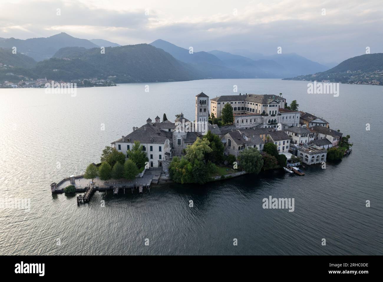 Veduta aerea dell'isola di San Giulio sul Lago d'Orta, Novara, Piemonte, Italia Foto Stock
