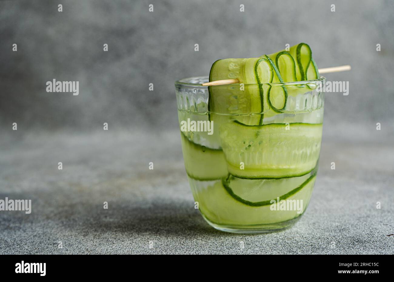 Un bicchiere di acqua di cetriolo o un cocktail di cetriolo su un tavolo Foto Stock