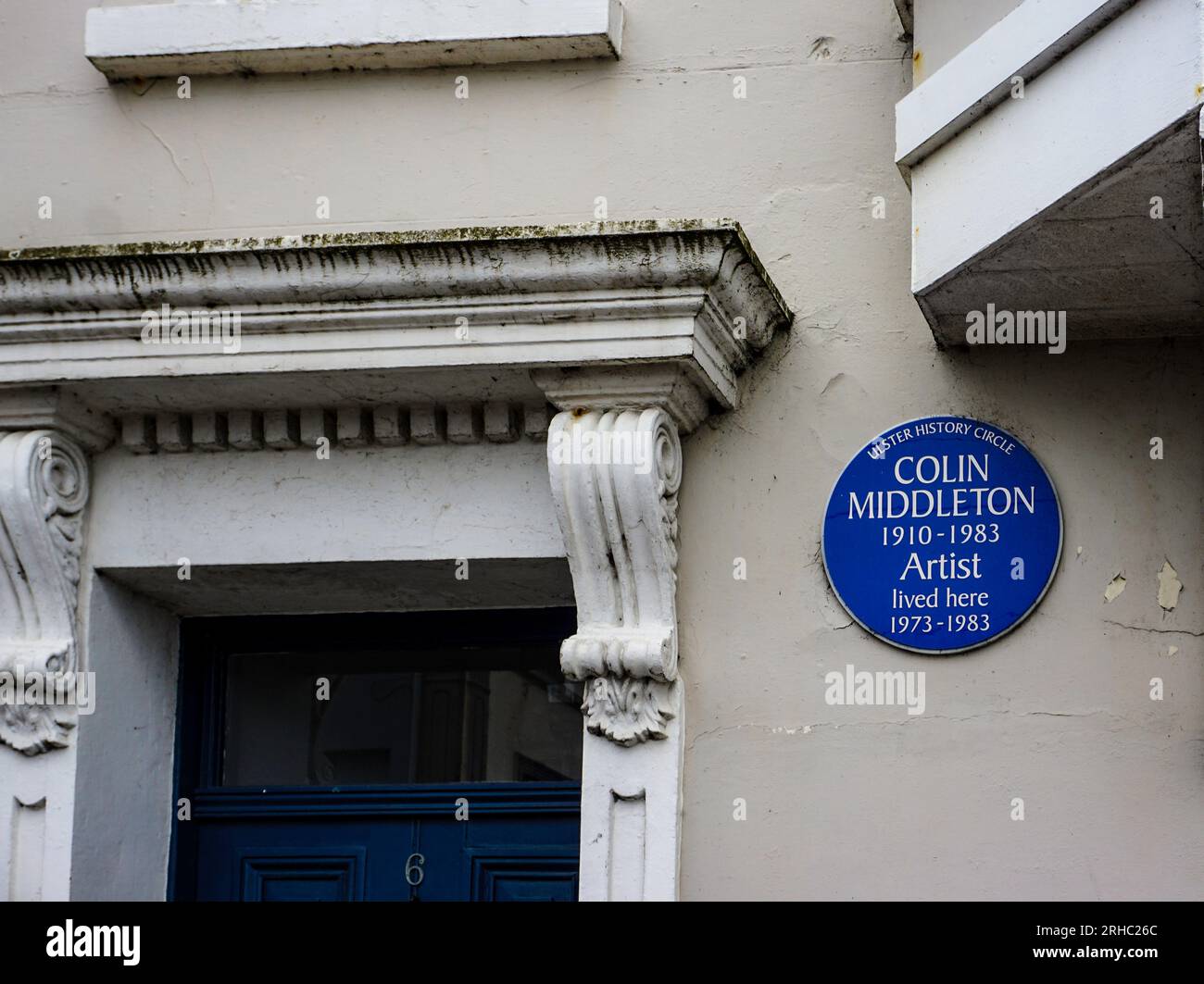 Una targa a Colin Middleton, l'artista paesaggista, pittore di figura e surrealista a Victoria Road, Bangor, County Down, Irlanda del Nord. Foto Stock