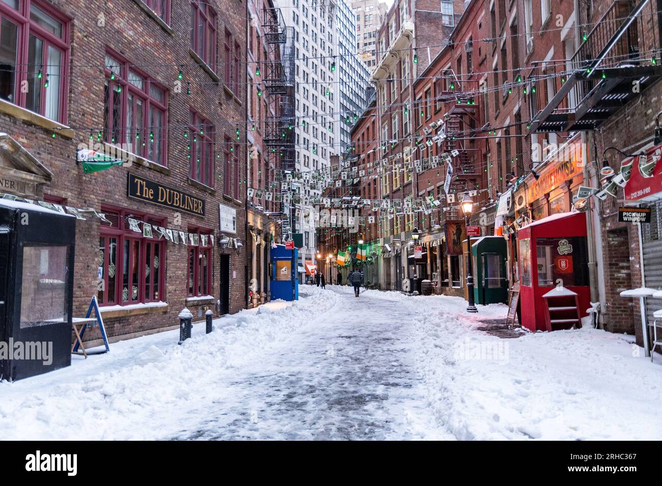 Stone Street, Lower Manhattan, New York City, New York, USA in una giornata innevata a marzo Foto Stock