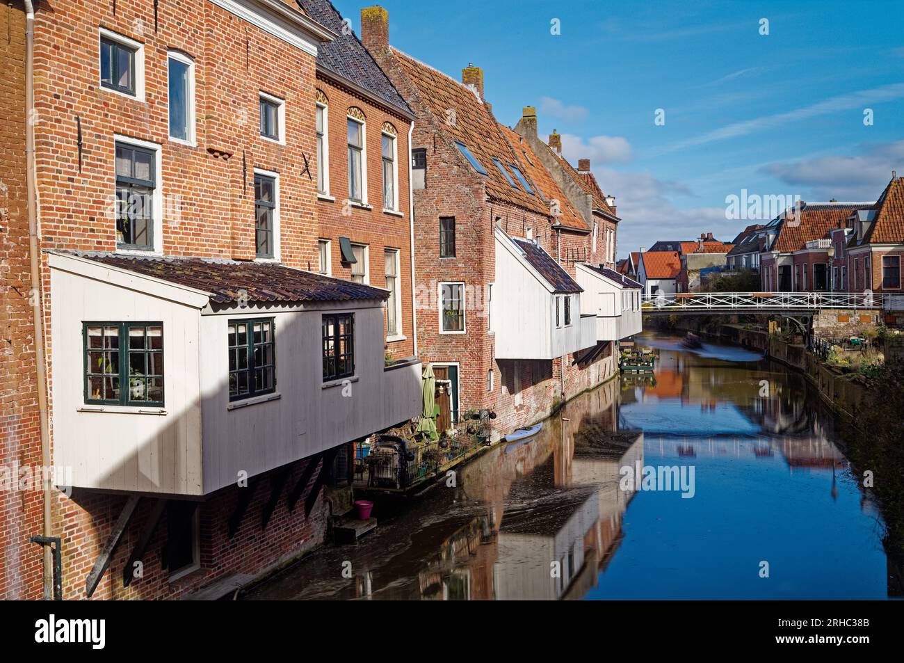 Case lungo un canale in città, Appingedam, Groningen, Olanda Foto Stock