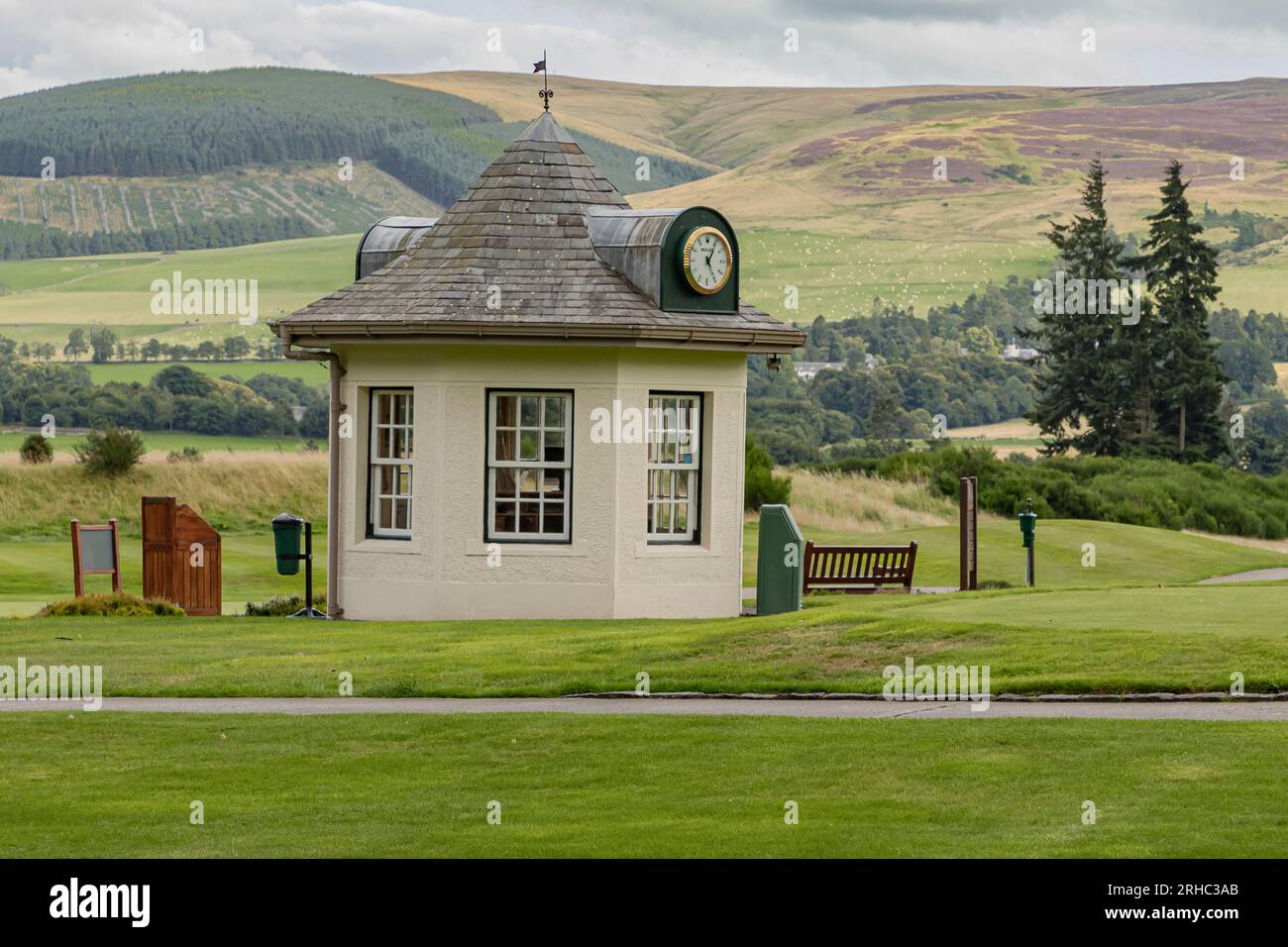 Gleneagles, Scozia, Regno Unito - 13 agosto 2023 - piccolo edificio a forma esagonale sul campo da golf Glen Eagles Foto Stock