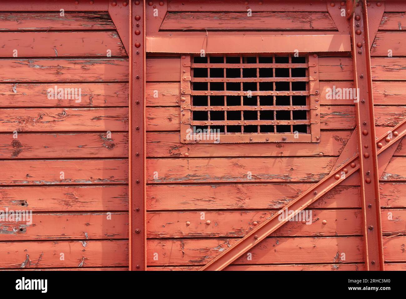 Vecchio modello di vagone ferroviario dipinto di marrone con finestra tagliata Foto Stock