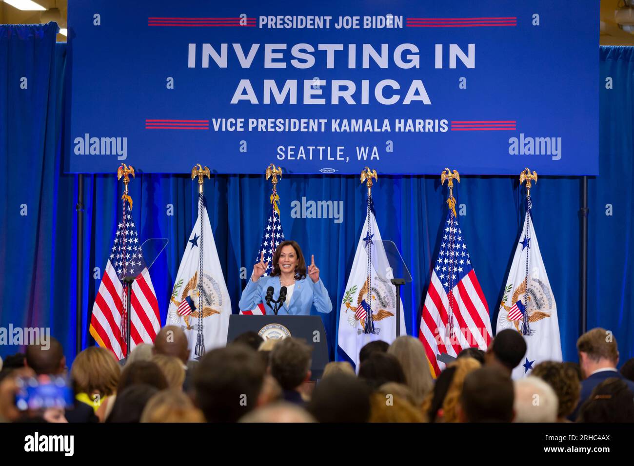 Il Vicepresidente Kamala Harris parla a un evento che celebra il primo anniversario della firma della legge sulla riduzione dell'inflazione presso McKinstry, una società di costruzioni di energia verde, nel distretto industriale di Seattle martedì 15 agosto 2023. Foto Stock