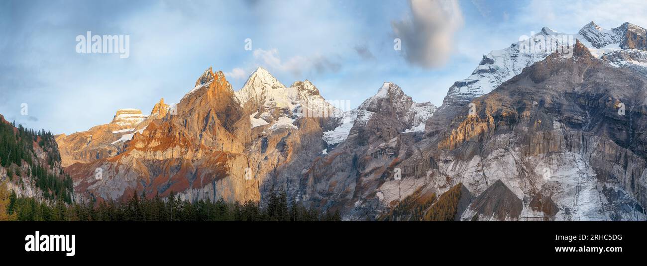 Incredibile vista autunnale della vetta del Bluemlisalp. Scenario delle Alpi svizzere.posizione: Valle dell'Oeschinen, Cantone di Berna, Svizzera, Europa Foto Stock