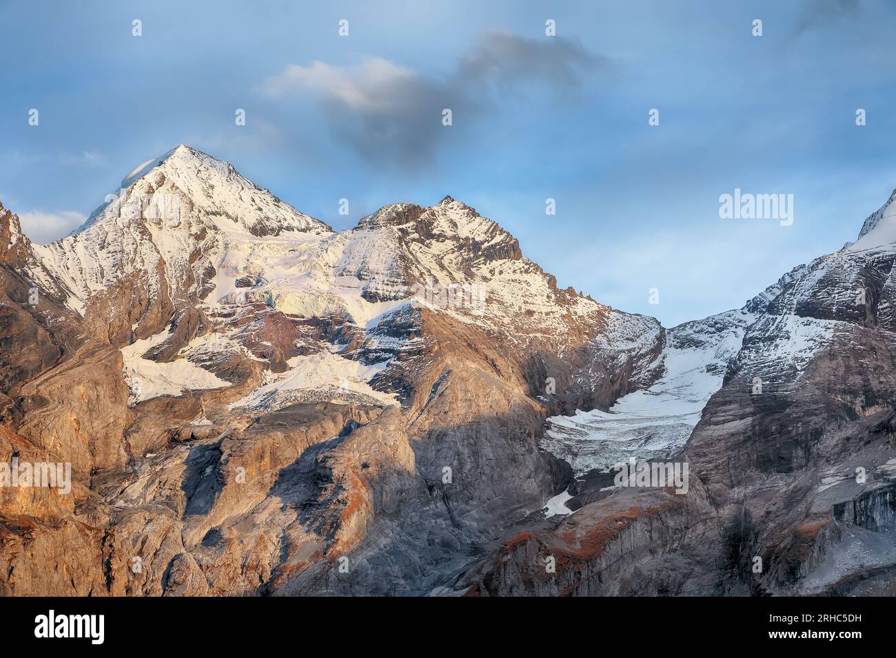 Spettacolare vista autunnale della vetta del Bluemlisalp. Scenario delle Alpi svizzere.posizione: Valle dell'Oeschinen, Cantone di Berna, Svizzera, Europa Foto Stock