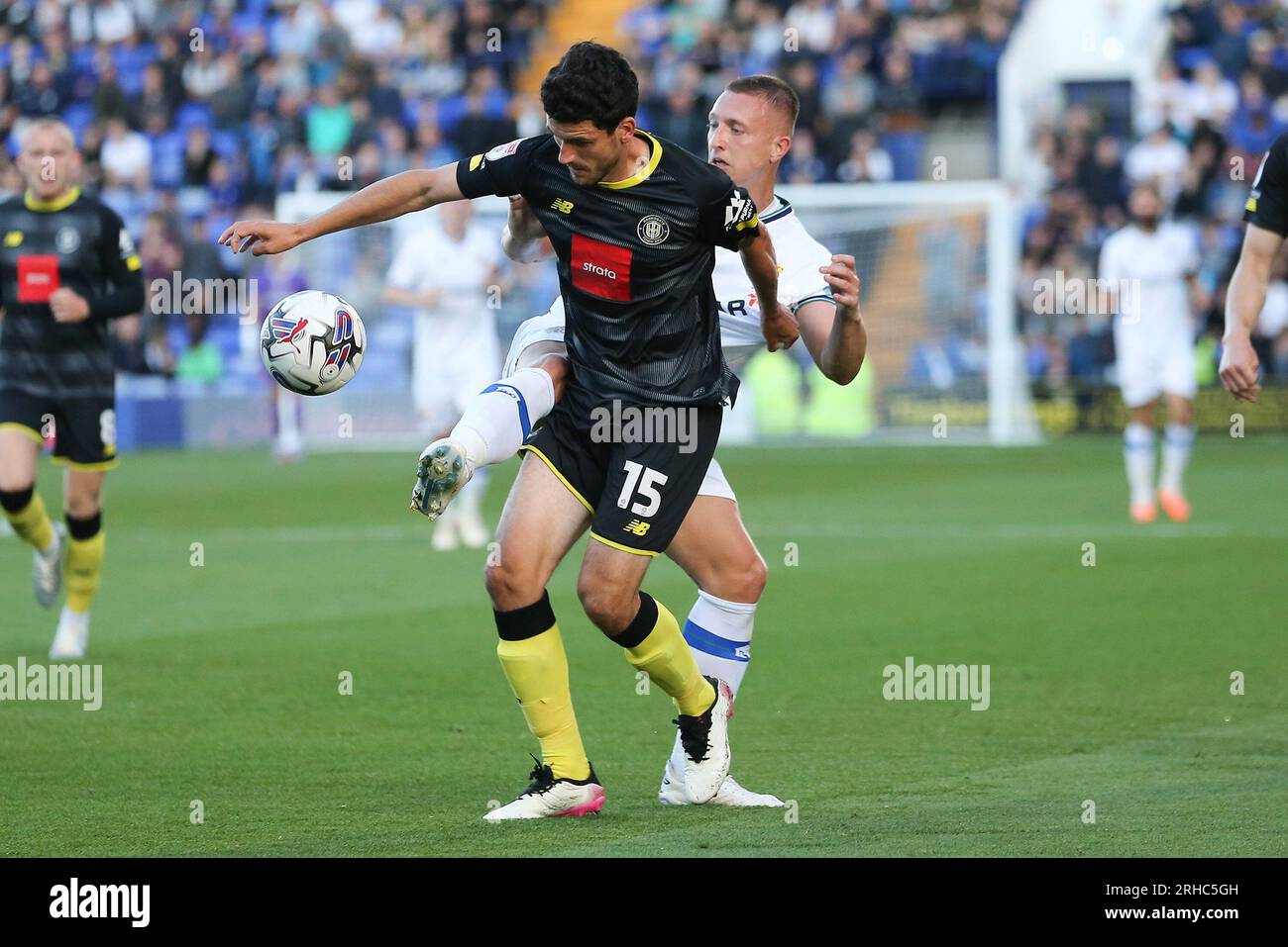 Birkenhead, Regno Unito. 15 agosto 2023. Anthony o'Connor di Harrogate Town (15) e Luke Norris di Tranmere Rovers si battono per il pallone. EFL Skybet Football League Two Match, Tranmere Rovers contro Harrogate Town a Prenton Park, Birkenhead, Wirral martedì 15 agosto 2023. Questa immagine può essere utilizzata solo per scopi editoriali. Solo per uso editoriale, .pic di Chris Stading/ Credit: Andrew Orchard fotografia sportiva/Alamy Live News Foto Stock