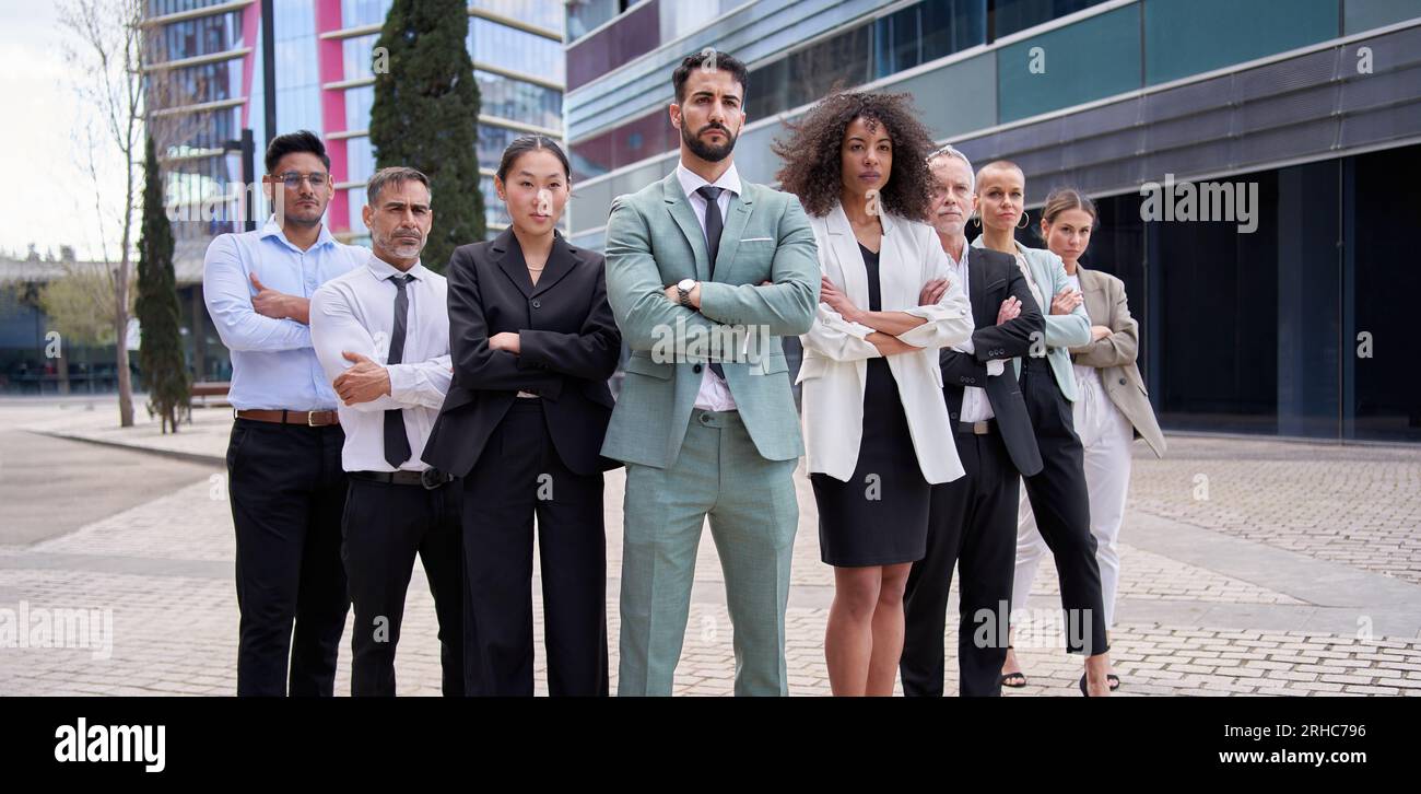 Ritratto di squadra professionisti multiculturali seri che si pongono con sicurezza. Giovani colleghi maturi. Foto Stock