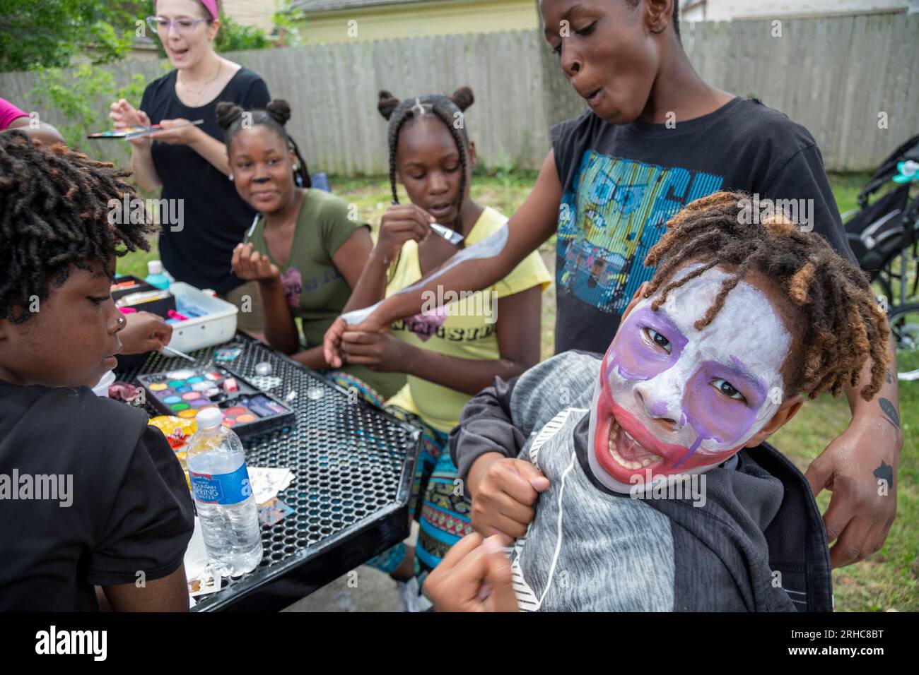Detroit, Michigan - i bambini si divertono a dipingere il viso e il corpo mentre il quartiere di Morningside organizza un picnic/festa chiamato "Summer Sizzler". Lo era Foto Stock