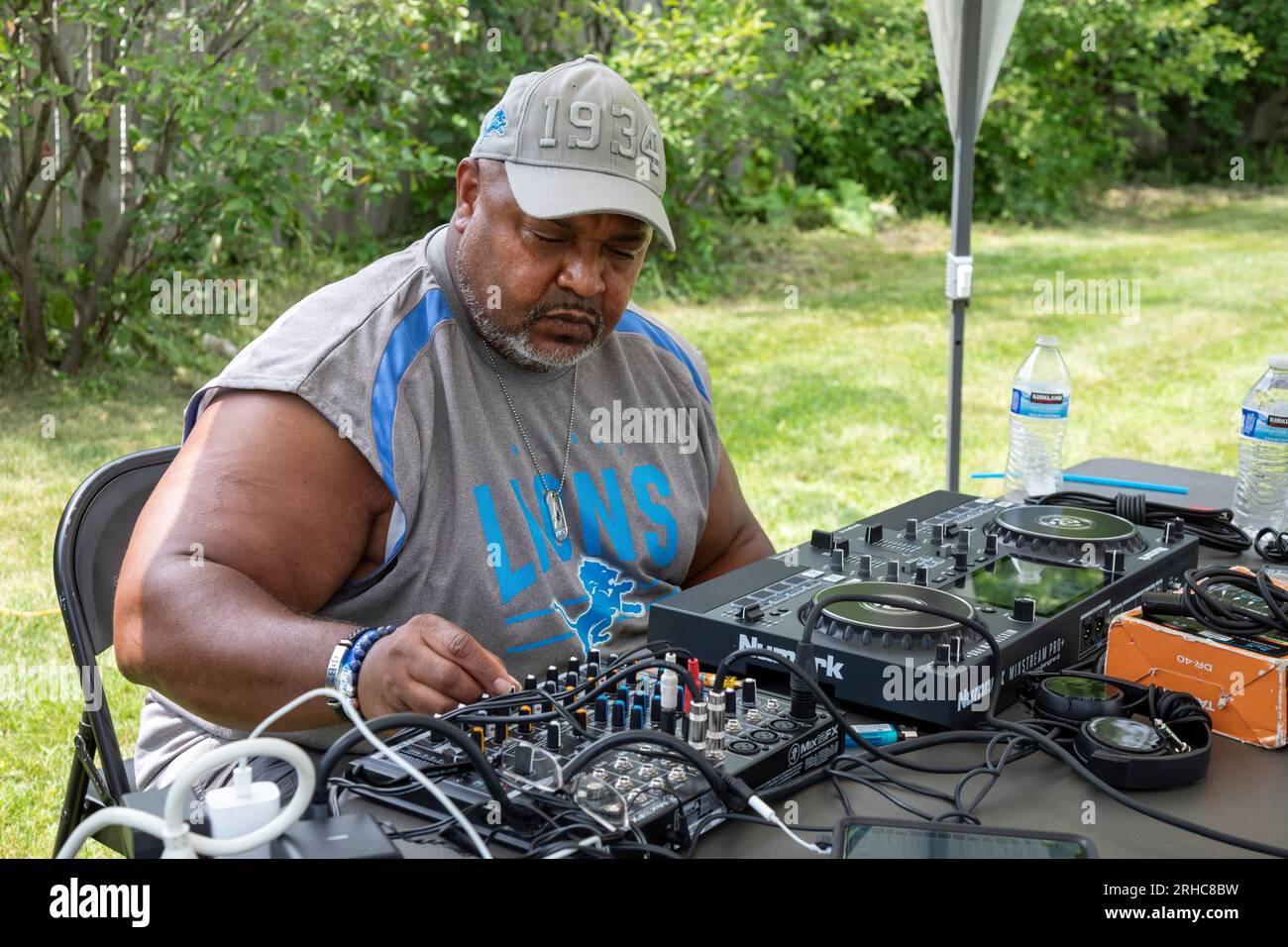 Detroit, Michigan - il direttore della scuola superiore Marty Bulger è il DJ mentre i residenti del quartiere di Morningside ballano il trambusto mentre si godono un picnic Foto Stock