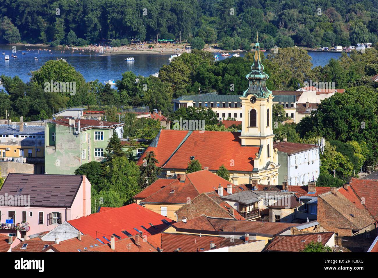 Viste panoramiche su Zemun, la spiaggia di Sava e il fiume dalla Torre Gardos a Zemun (Belgrado), Serbia in un bellissimo pomeriggio estivo Foto Stock