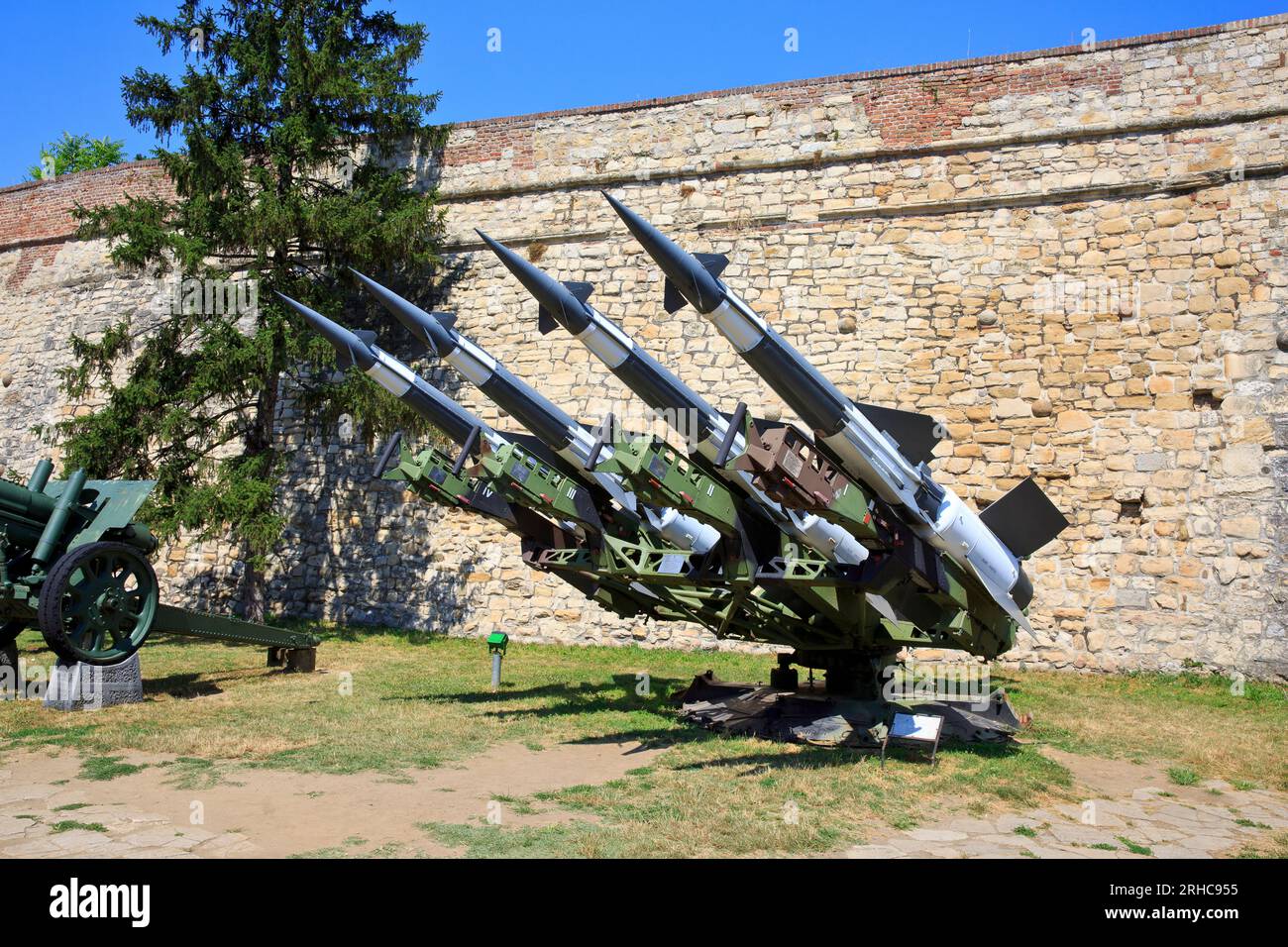 Il sistema di difesa aerea S-125 Neva dell'esercito serbo in mostra al Museo militare all'interno della fortezza di Belgrado (Kalemegdan) a Belgrado, Serbia Foto Stock