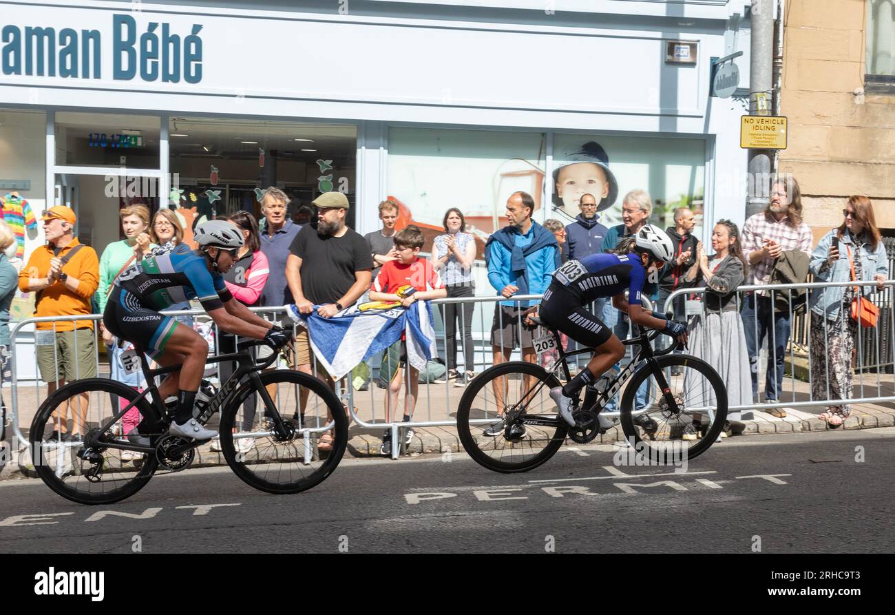 Anabel Yapura Plaza of Argentina corre lungo Great George Street a Glasgow seguita da Olga Zabelinskaya dell'Uzbekistan. Tifo per i sostenitori. Foto Stock