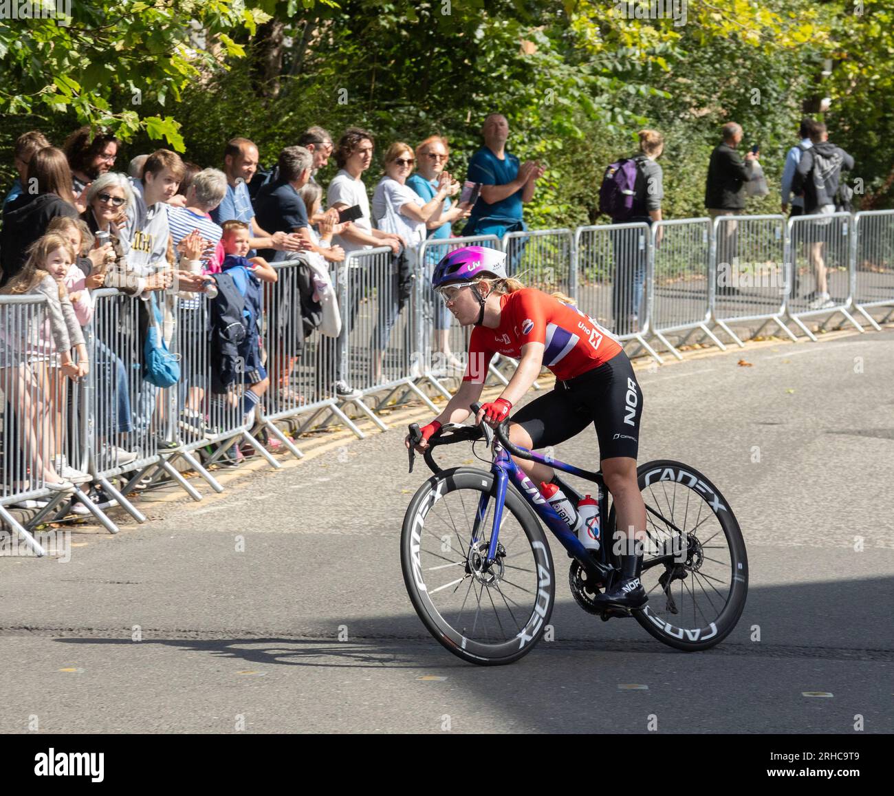 Ingvild Gaskjenn di Norvegia in bicicletta a Glasgow durante la gara d'élite del campionato del mondo femminile su strada 2023 dell'UCI. Gli spettatori stanno applaudendo Foto Stock