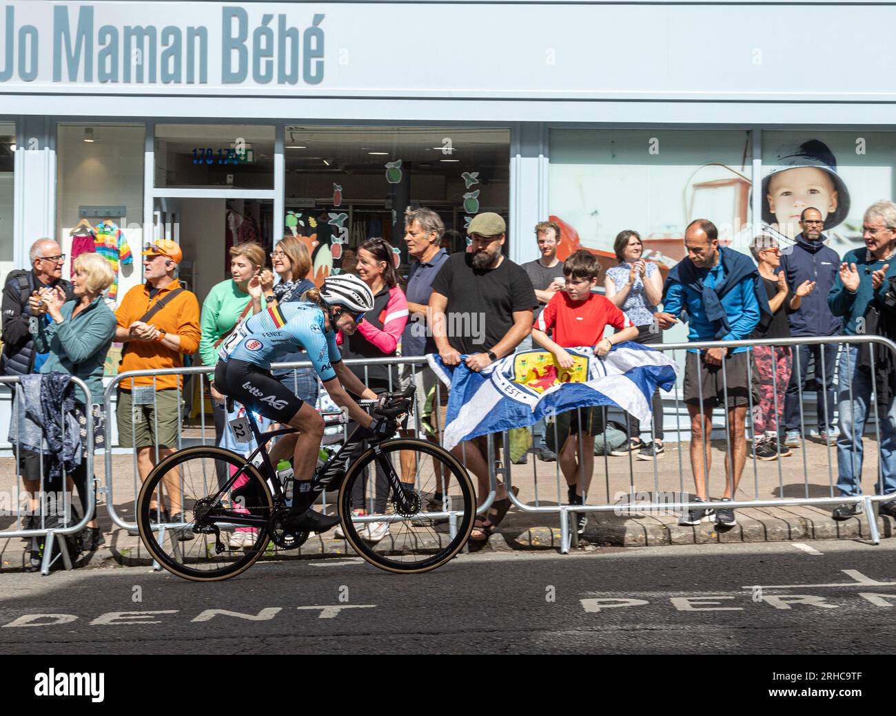 Julie Van de Velde, belga, pedalando su Great George Street, Glasgow, durante la gara d'élite del campionato del mondo femminile su strada 2023 dell'UCI. Foto Stock