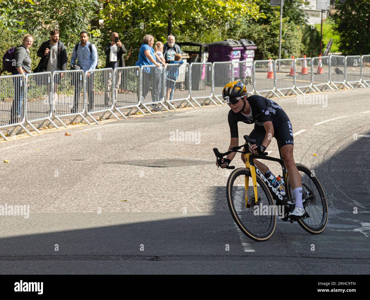 Kim Cadzow della nuova Zelanda, che si allontana dalla University Avenue nel West End di Glasgow durante la gara di campionato del mondo femminile su strada dell'UCI 2023. Foto Stock