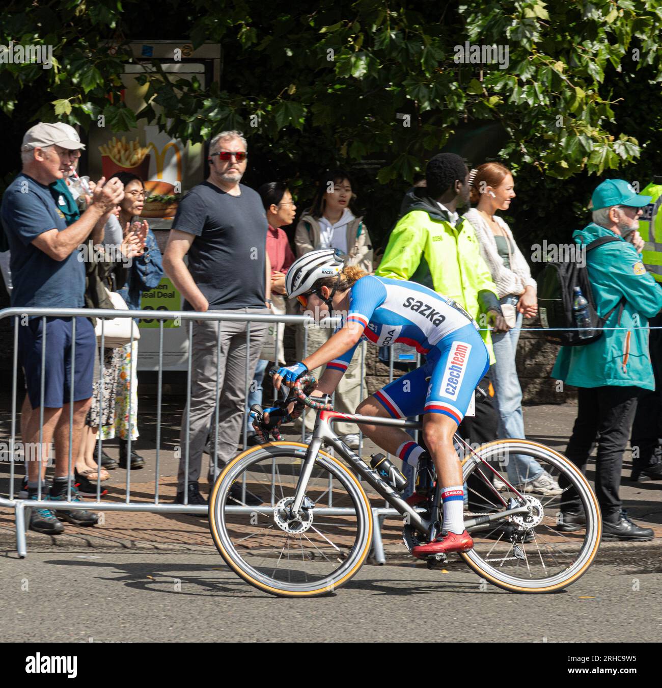 Tereza Kvasnickova della Repubblica Ceca in bicicletta a Glasgow durante il campionato mondiale femminile UCI 2023. Gli spettatori stanno applaudendo. Foto Stock