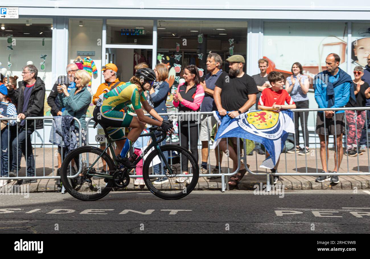 Tiffany Keep della Norvegia pedalando su Great George Street, Glasgow, durante la gara di campionato del mondo femminile UCI 2023. Gli spettatori stanno applaudendo Foto Stock