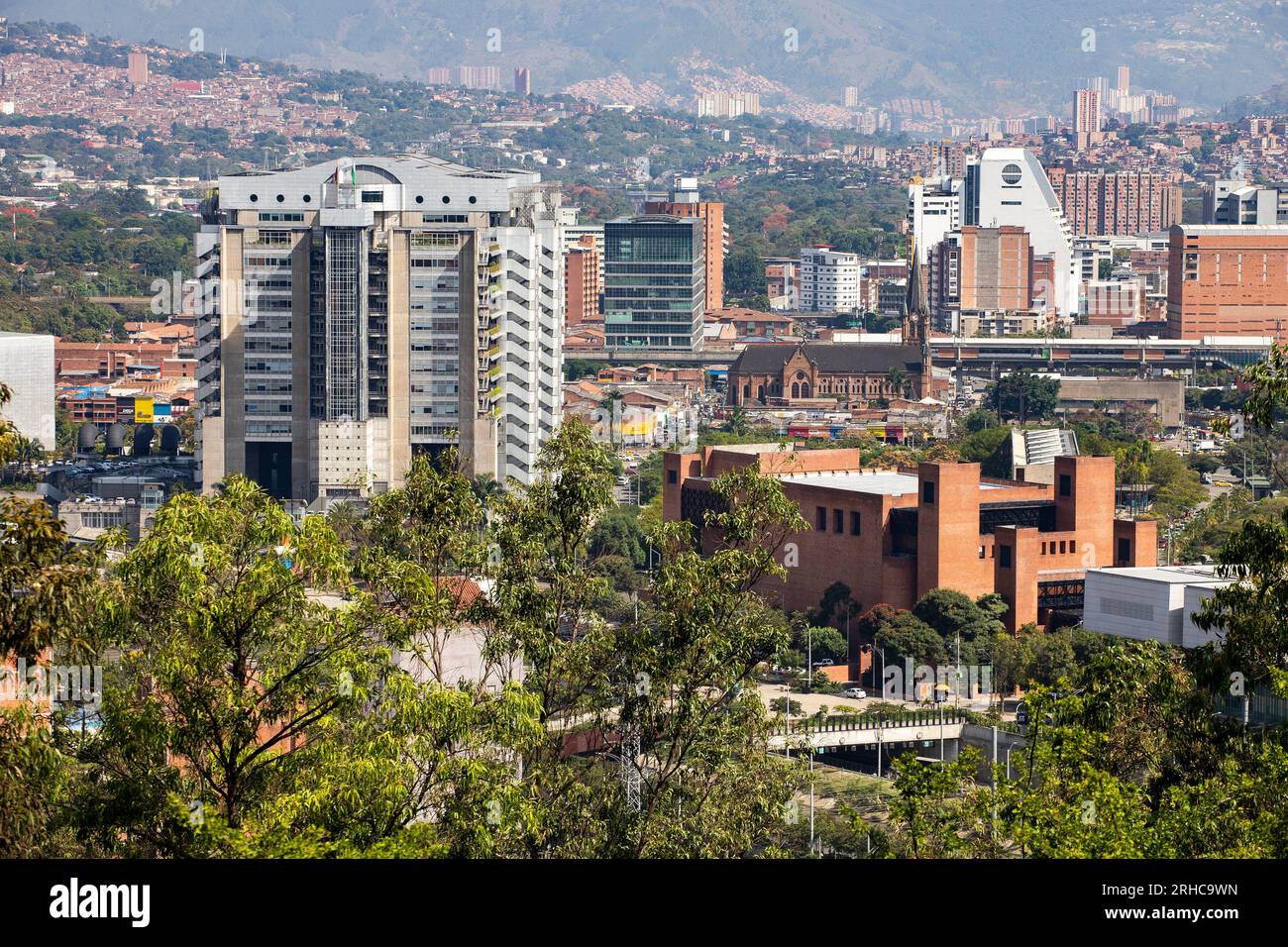 Medellin, Antioquia. Colombia - 26 gennaio 2023. L'edificio intelligente della società di servizi pubblici della città, realizzato in cemento, acciaio, vetro e altri Foto Stock