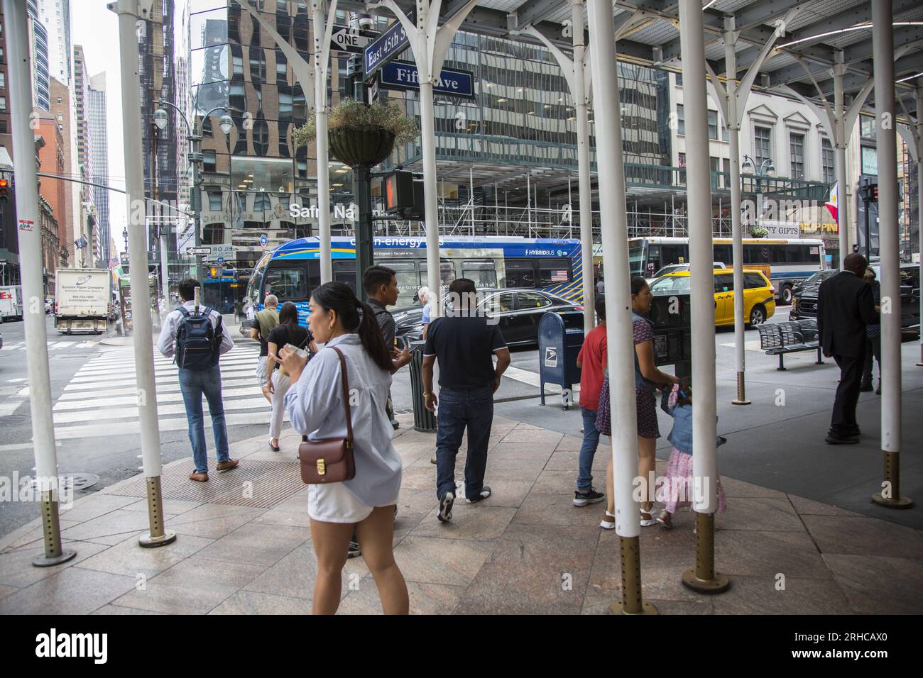 Sotto l'impalcatura in 5th Avenue e 45th Street nel centro di Manhattan. Foto Stock