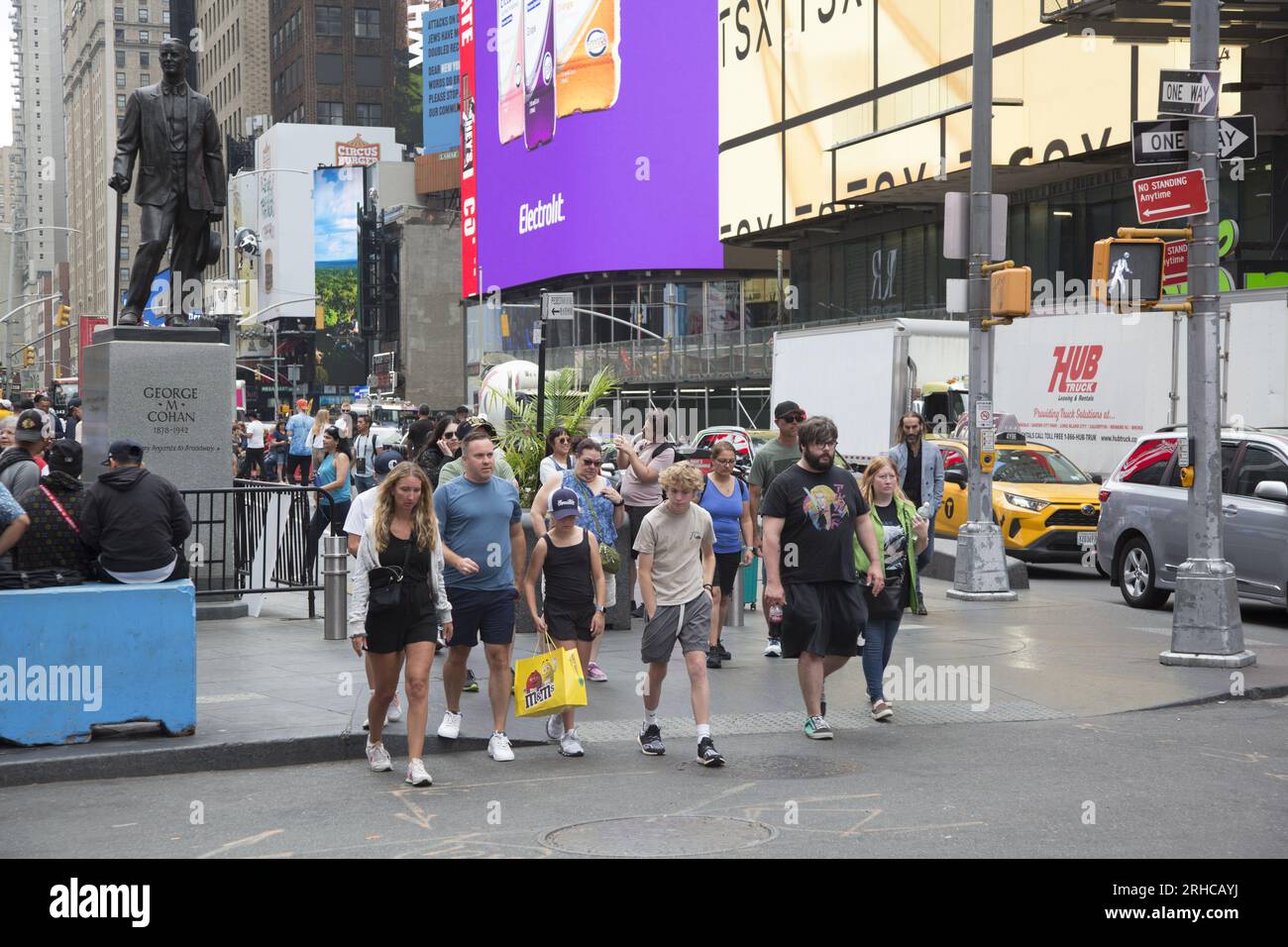 Times Square è una destinazione turistica di New York. 46th e Broadway. Foto Stock