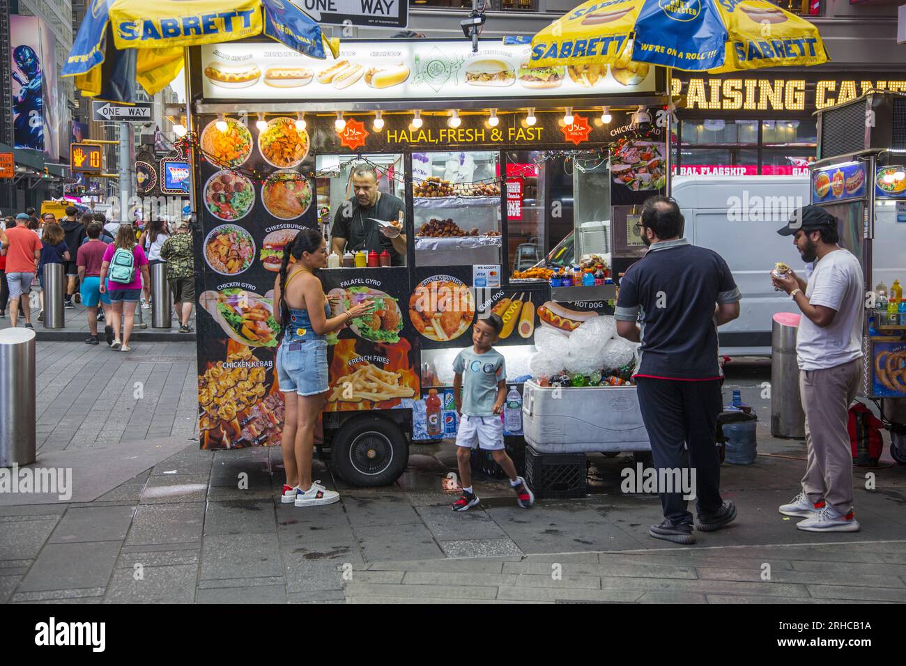 Il venditore di cibo Halal ha un buon posto di vendita nel quartiere di Times Square a New York City. Foto Stock
