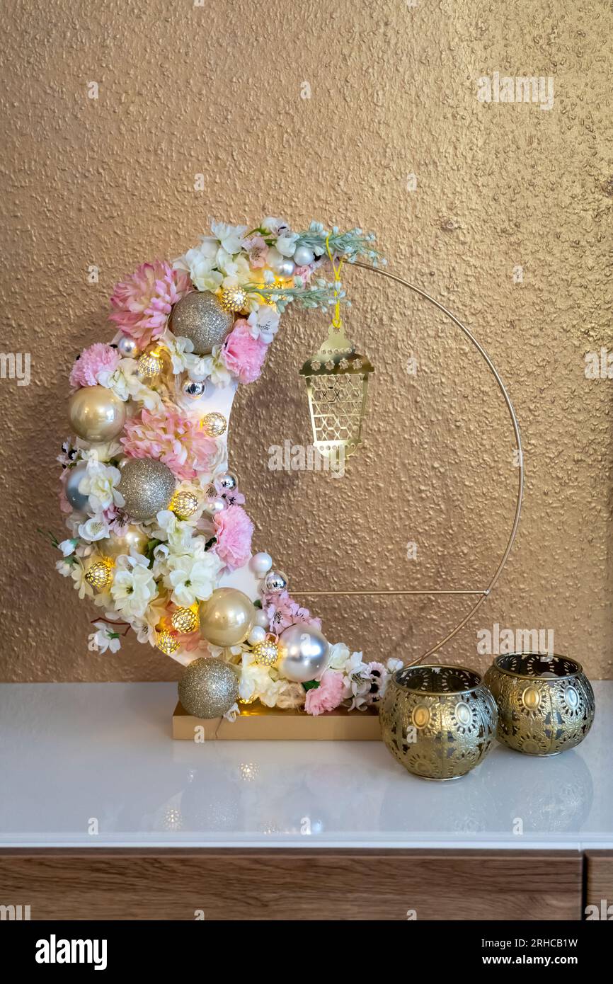 Luna Ramadan coperta di fiori e illuminata come decorazione Foto Stock