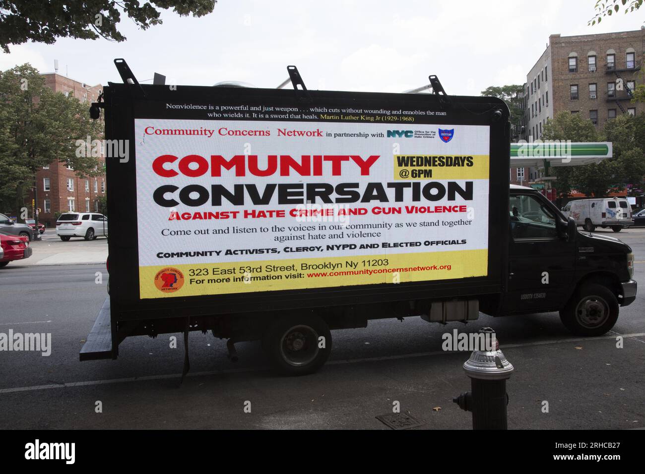 Marcia comunitaria annuale con polizia e comunità su Flatbush Avenue a Brooklyn, New York. Foto Stock