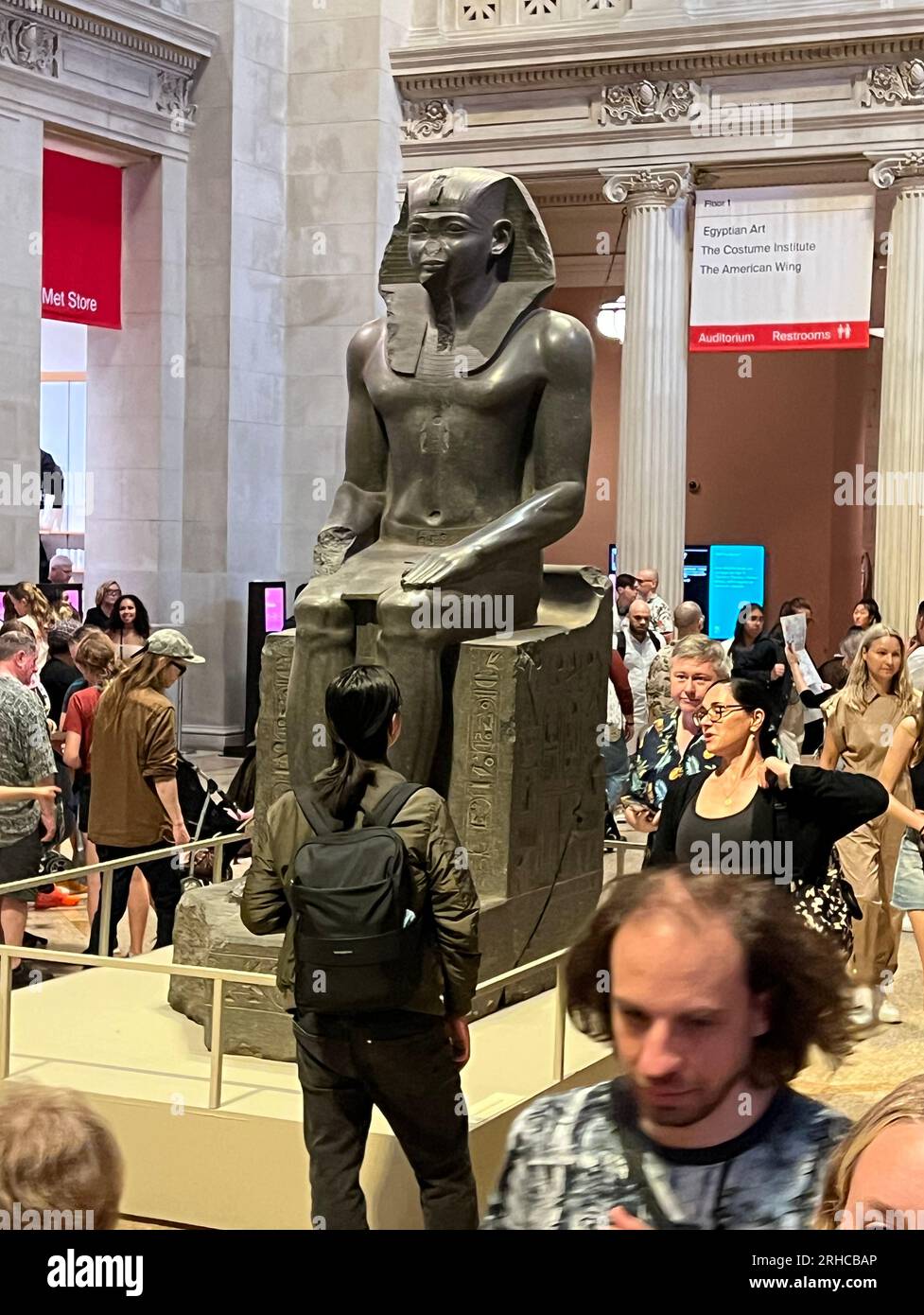 Colossale statua seduta di un faraone, regno medio, ca. 1919–1878 a.C., regno di Amenemhat II o forse Senwosret II Sala d'ingresso al Metropolitan Museum of Art di New York City. Foto Stock