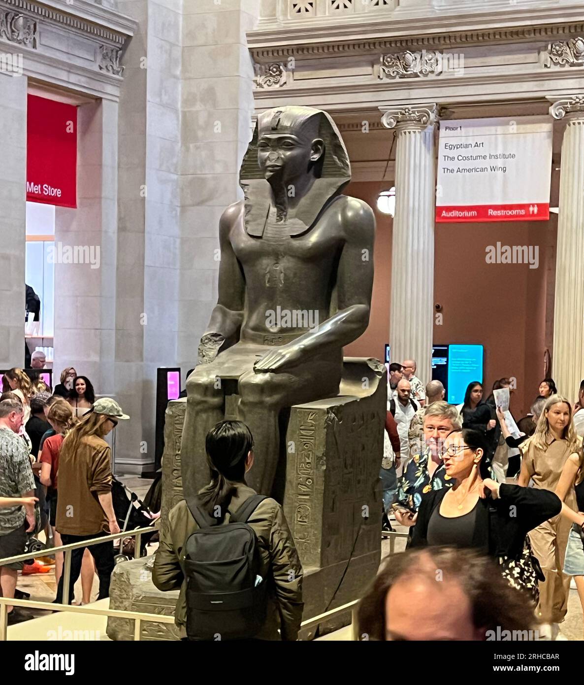 Colossale statua seduta di un faraone, regno medio, ca. 1919–1878 a.C., regno di Amenemhat II o forse Senwosret II Sala d'ingresso al Metropolitan Museum of Art di New York City. Foto Stock