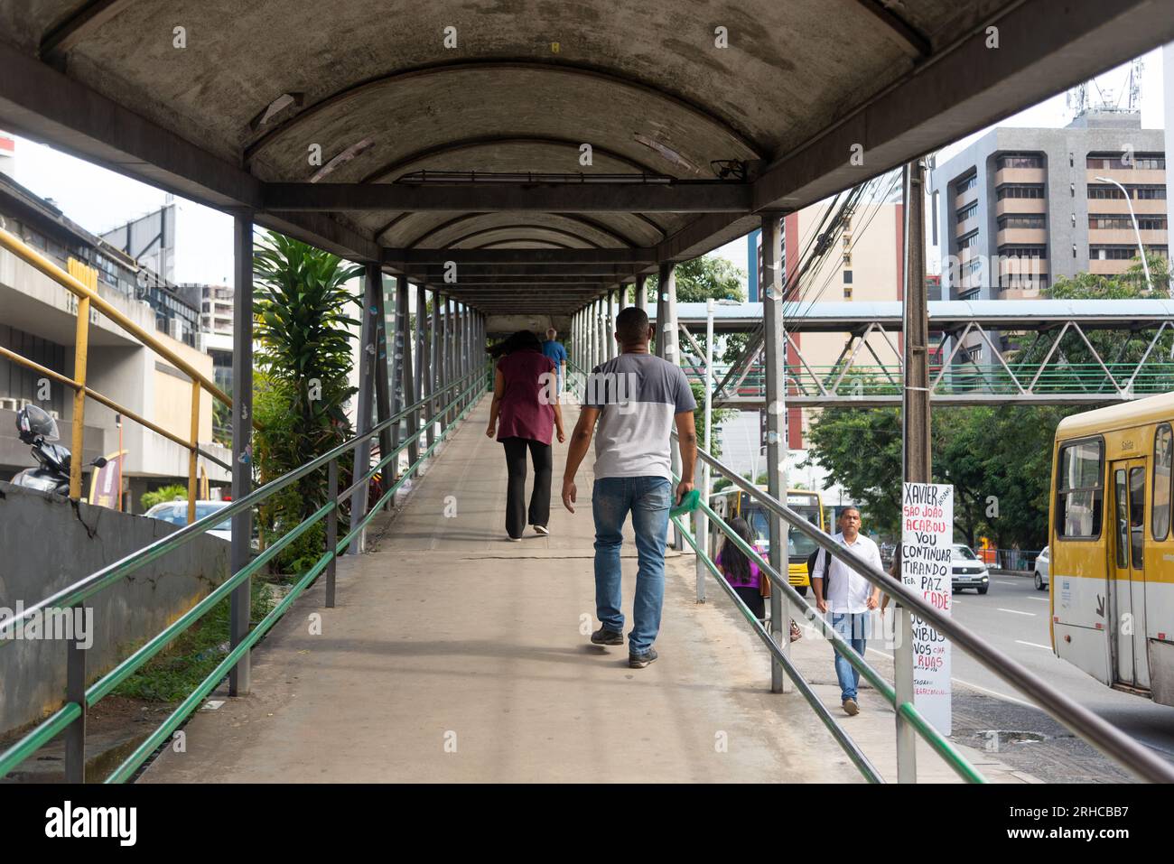 Salvador, Bahia, Brasile - 11 agosto 2023: Persone che attraversano uno dei ponti pedonali sull'Avenida Tancredo Neves nella città di Salvador, Bahia. Foto Stock