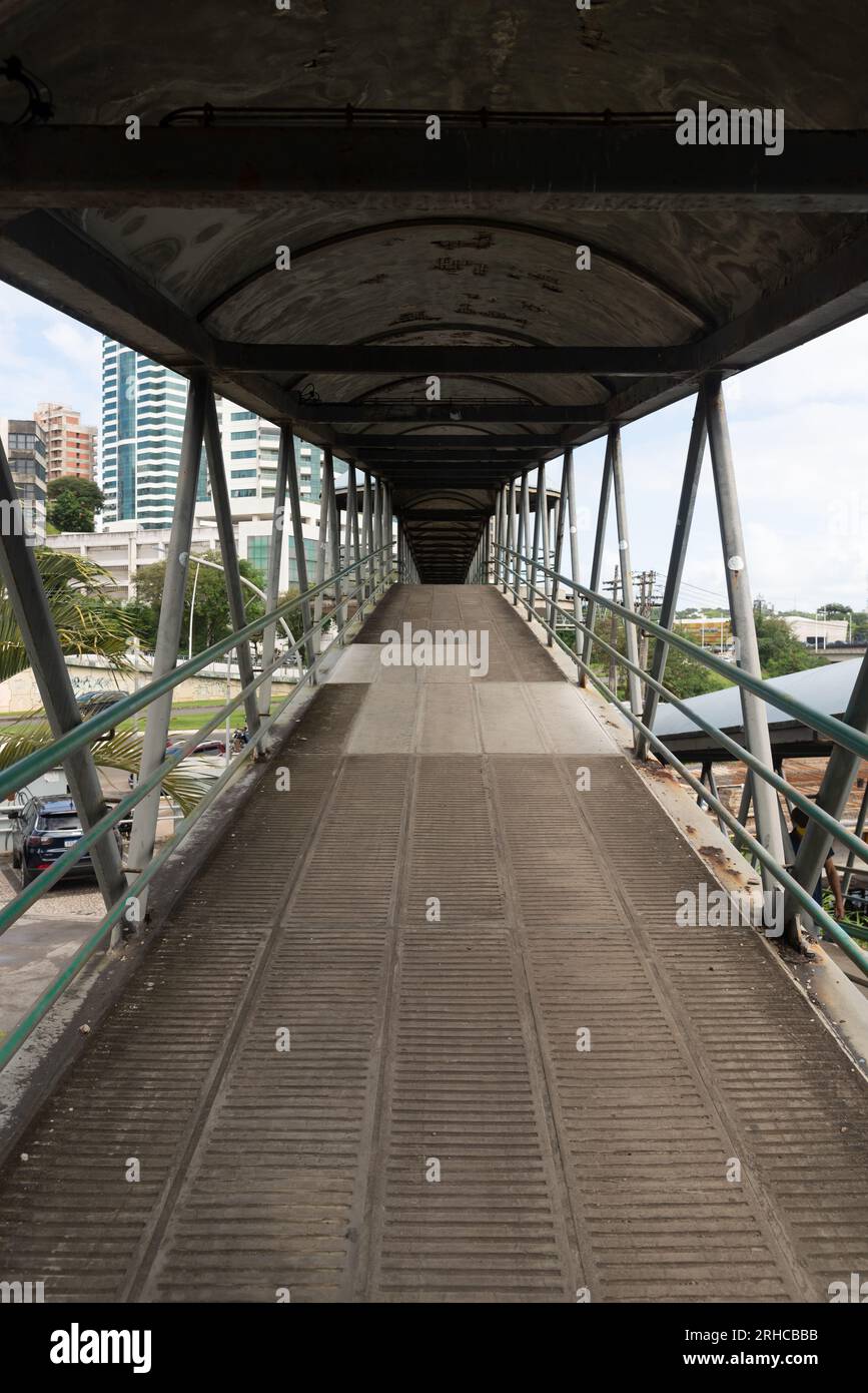 Salvador, Bahia, Brasile - 11 agosto 2023: Passerella pedonale su Avenida Tancredo Neves a Salvador, Bahia. Foto Stock