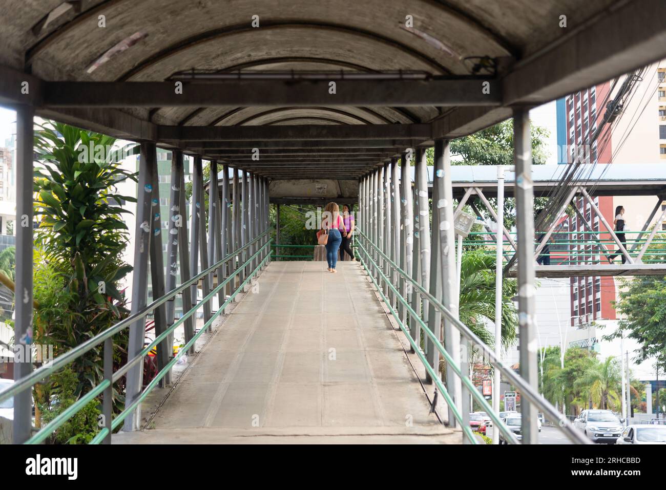 Salvador, Bahia, Brasile - 11 agosto 2023: Persone che attraversano uno dei ponti pedonali sull'Avenida Tancredo Neves nella città di Salvador, Bahia. Foto Stock