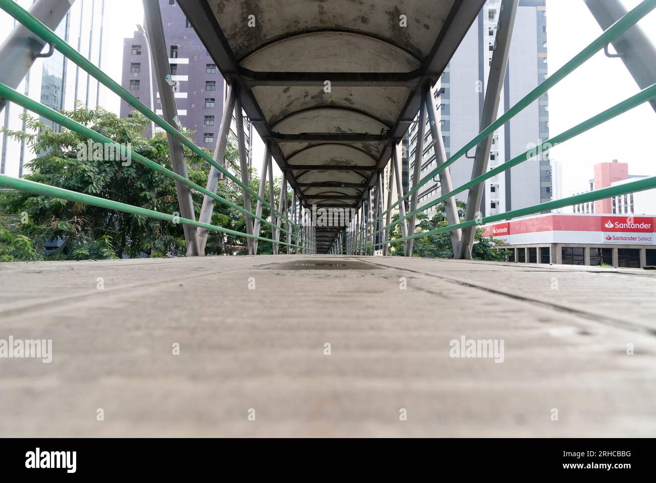 Salvador, Bahia, Brasile - 11 agosto 2023: Passerella pedonale situata in Avenida Tancredo Neves nel centro commerciale della città di Salvador, Bahi Foto Stock