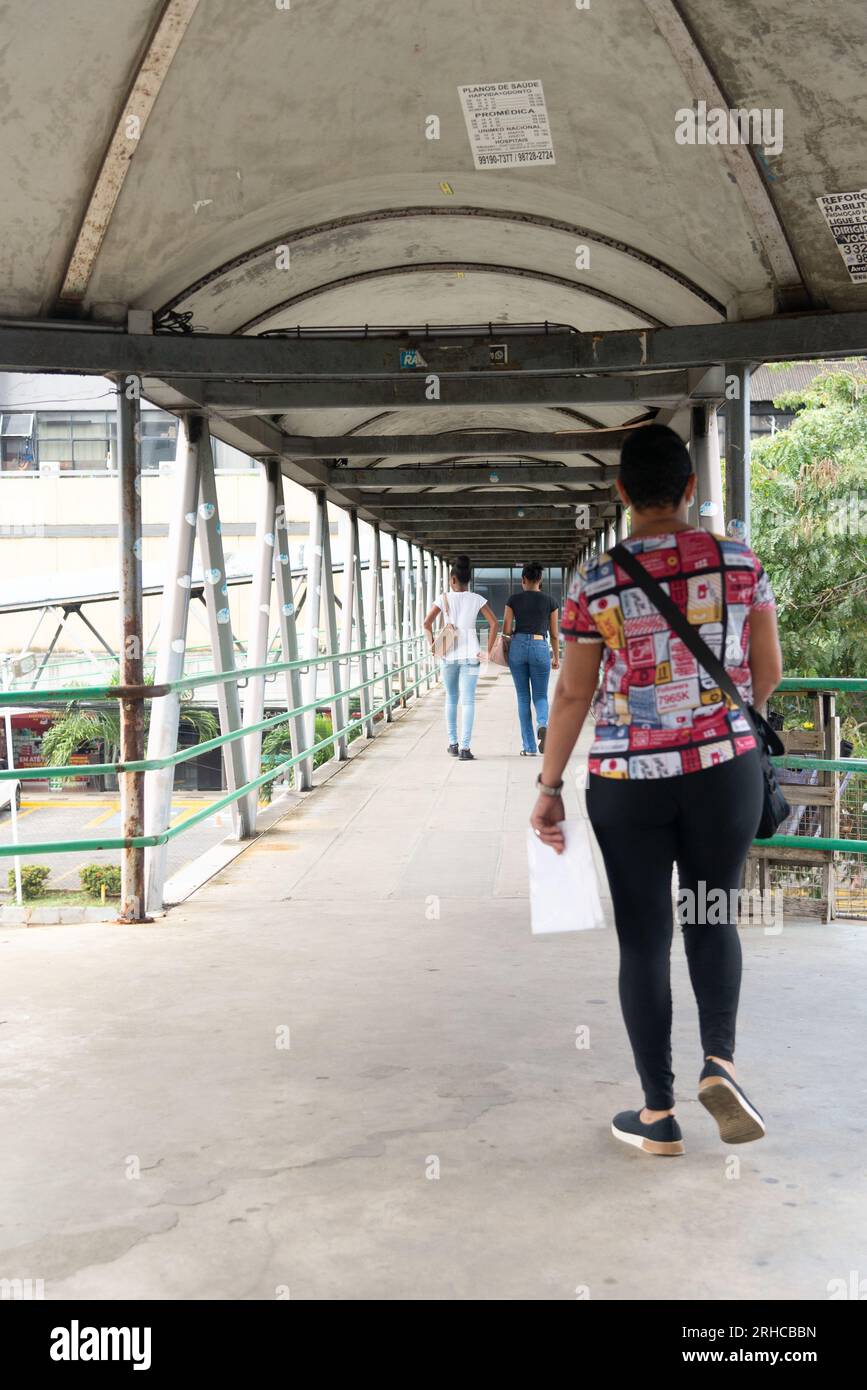 Salvador, Bahia, Brasile - 11 agosto 2023: Si vedono persone che attraversano uno dei ponti pedonali sull'Avenida Tancredo Neves a Salvador, Bahia. Foto Stock