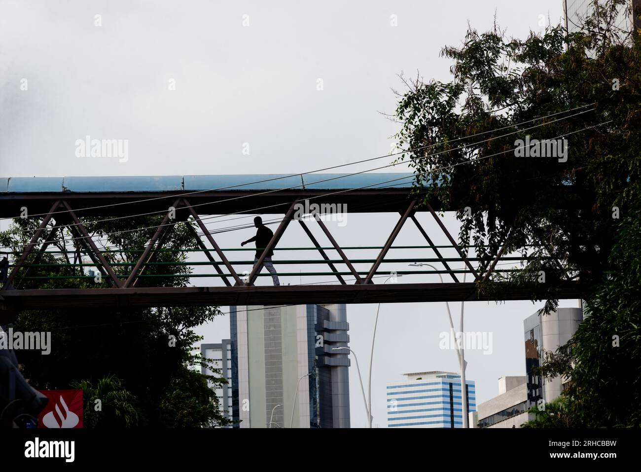 Salvador, Bahia, Brasile - 11 agosto 2023: Si vedono persone che attraversano uno dei ponti pedonali sull'Avenida Tancredo Neves a Salvador, Bahia. Foto Stock