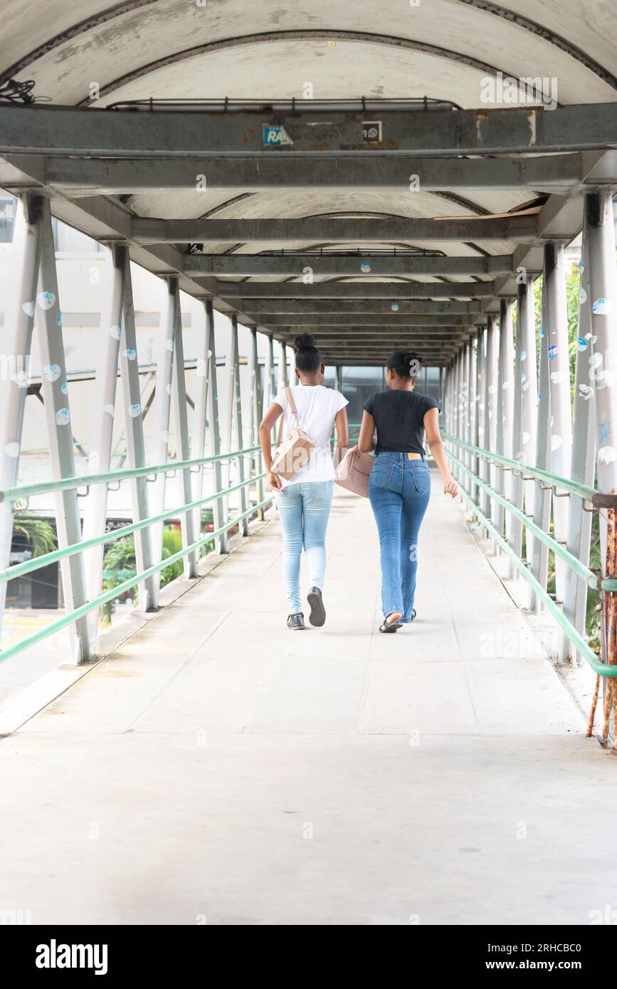 Salvador, Bahia, Brasile - 11 agosto 2023: Si vedono persone che attraversano uno dei ponti pedonali sull'Avenida Tancredo Neves a Salvador, Bahia. Foto Stock