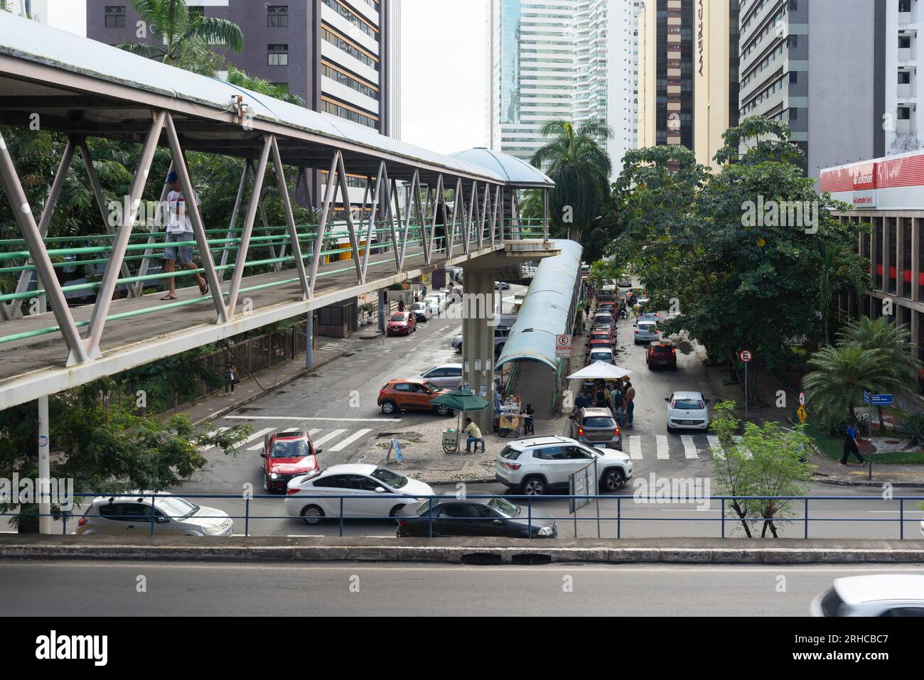 Salvador, Bahia, Brasile - 11 agosto 2023: Vista dall'alto di una passerella pedonale del traffico di Tancredo Neves avenue nella città di Salvador, Bahia. Foto Stock