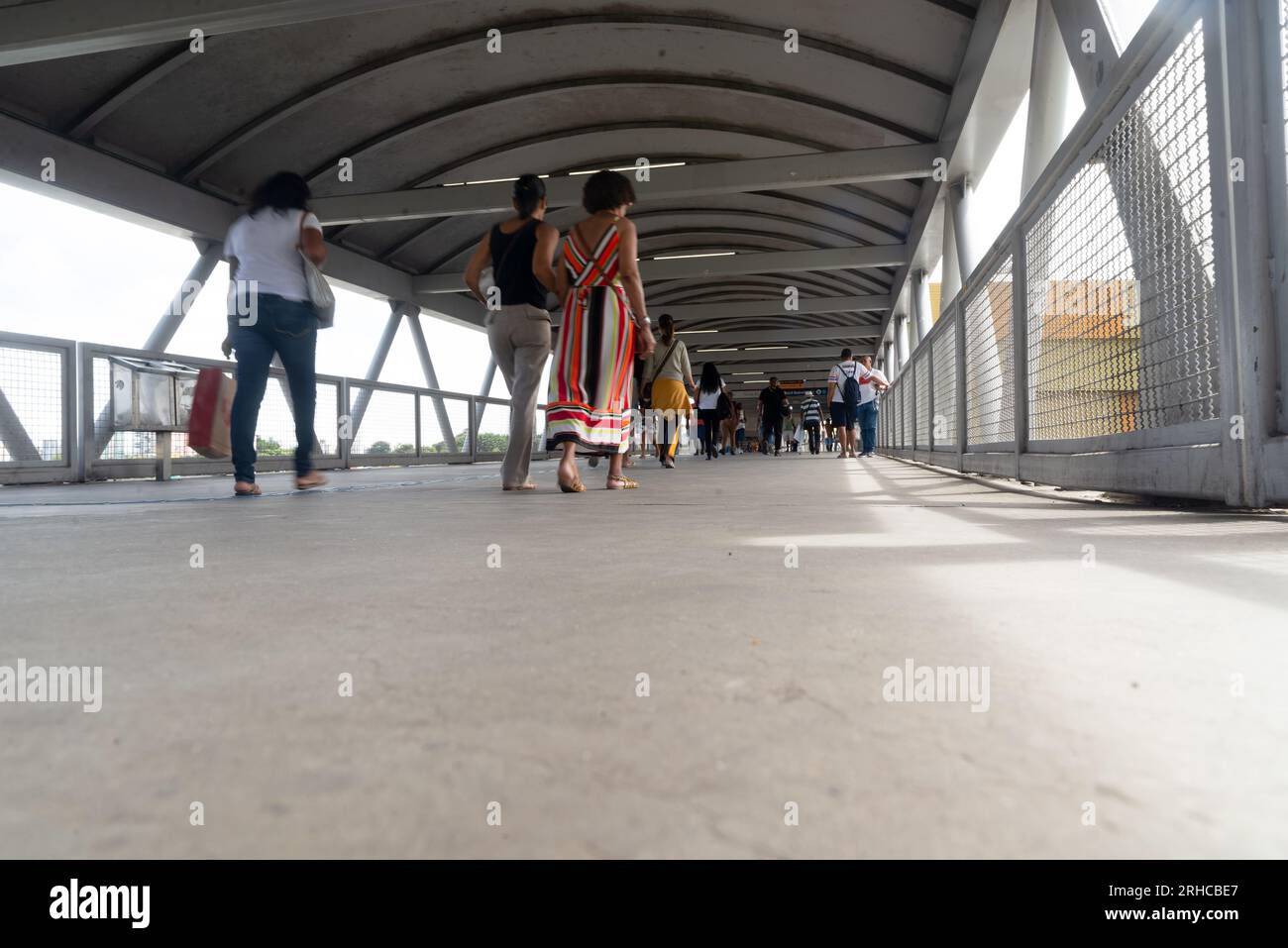 Salvador, Bahia, Brasile - 11 agosto 2023: Si vedono persone che attraversano la passerella pedonale che dà accesso alla metropolitana nella città di Salvador in B. Foto Stock