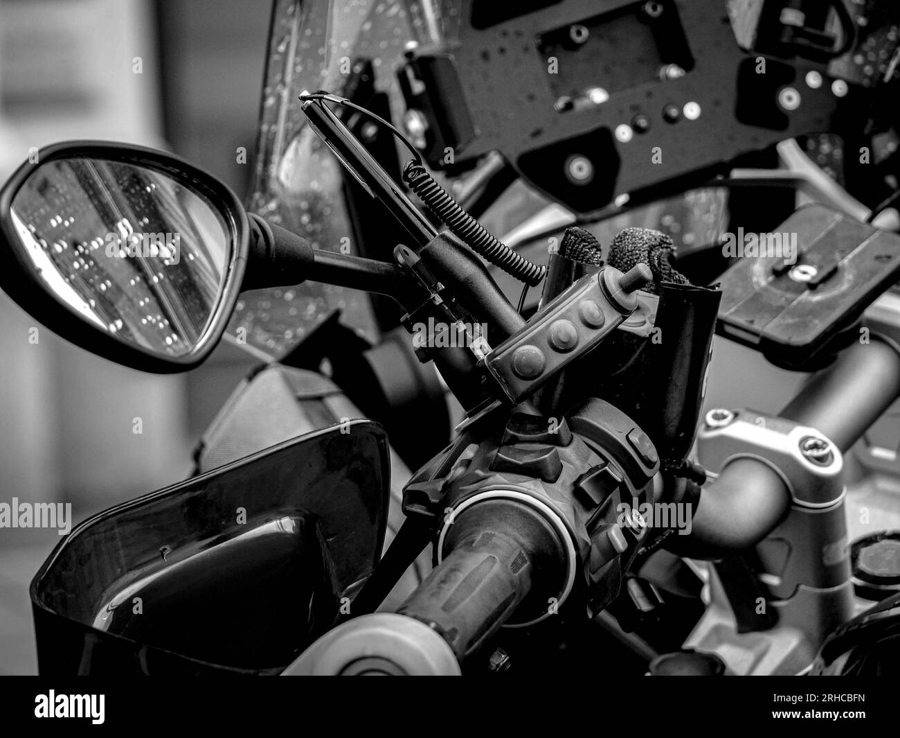 una motocicletta parcheggiata in bianco e nero Foto Stock