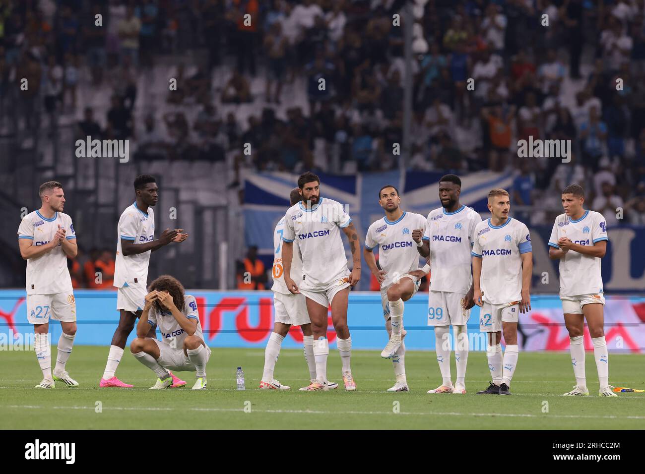 Marsiglia, 15 agosto 2023. I giocatori del Marsiglia reagiscono durante il tiro di rigore della partita della seconda fase di qualificazione della UEFA Champions League allo Stade de Marseille, Marsiglia. Il credito fotografico dovrebbe leggere: Jonathan Moscrop/Sportimage Credit: Sportimage Ltd/Alamy Live News Foto Stock