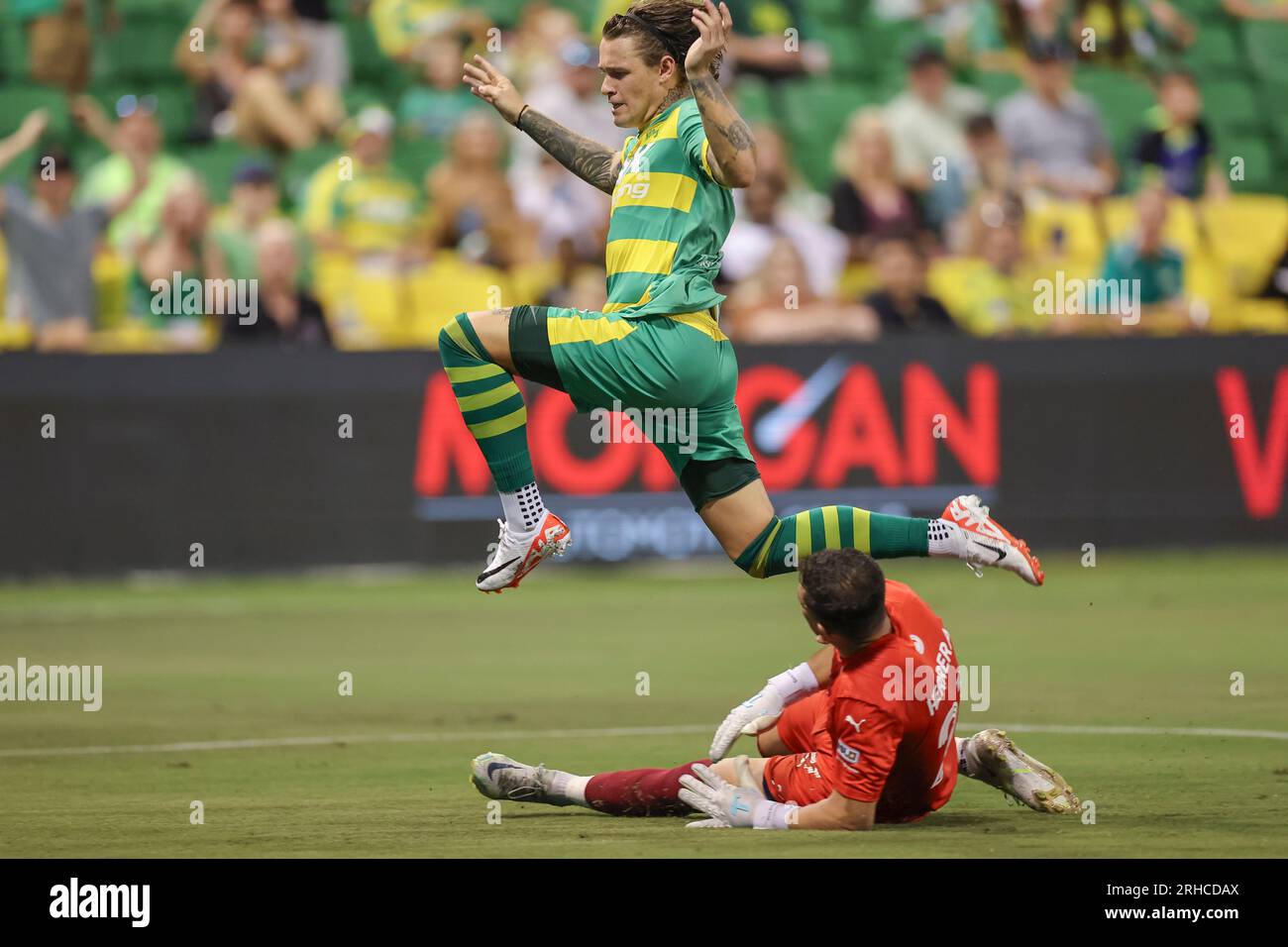 St Petersburg, FL: Il portiere del Monterey Bay FC Carlos Herrera (21) non è in grado di fermare l'attaccante dei Tampa Bay Rowdies Jake LaCava (16) dal segnare durante a Foto Stock