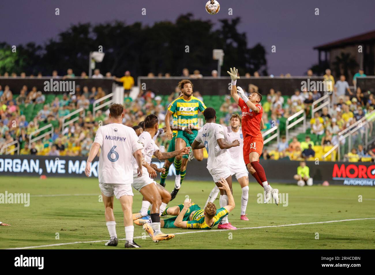 St Petersburg, FL: Il portiere del Monterey Bay FC Carlos Herrera (21) salva durante una partita di calcio della USL contro i Tampa Bay Rowdies, sabato, Augu Foto Stock