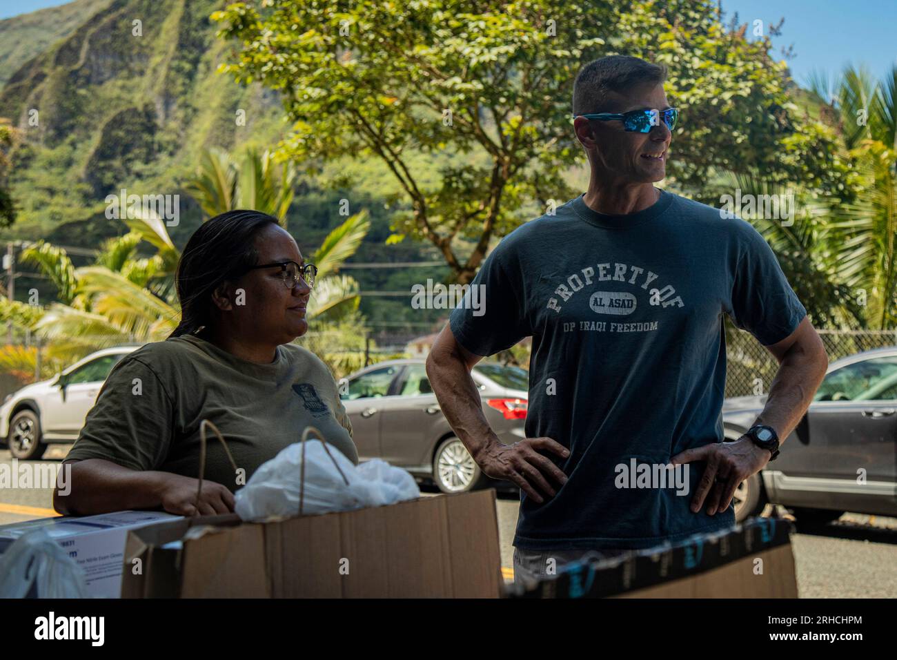 Kaneohe, Stati Uniti. 13 agosto 2023. Janelle Hanaike, Left, Single Marine Program Coordinator, e il colonnello Jeremy Beaven, ufficiale comandante della base del corpo dei Marines Hawaii, l'inventario donò provviste per i soccorsi in disastri in corso per gli incendi di Maui, a Kaneohe, Hawaii, il 13 agosto 2023. La gente del posto e i membri del servizio hanno donato cibo non deperibile, articoli da toeletta, asciugamani, articoli per bambini, biancheria da letto e vestiti ai rifugiati degli incendi di Maui. Foto di Lance Cpl. Hunter Jones/USMC/UPI credito: UPI/Alamy Live News Foto Stock